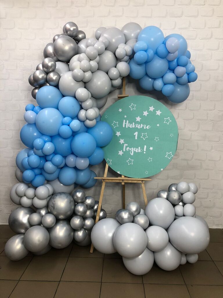 Фотозона с мольбертом и дабл стафф шарами 