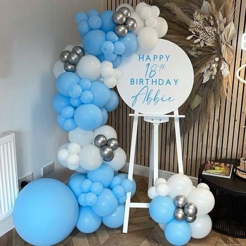 Композиция с мольбертом бело -голубая