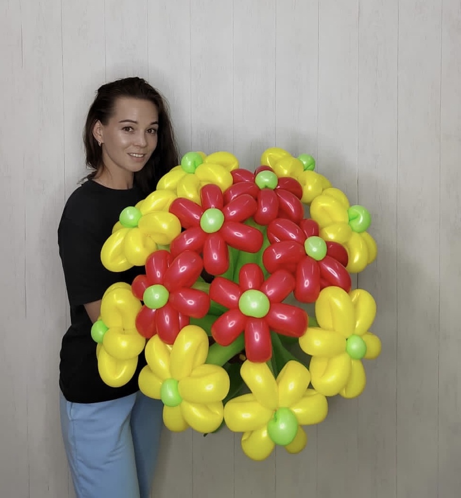 Букет из 13 желто красных ромашек 