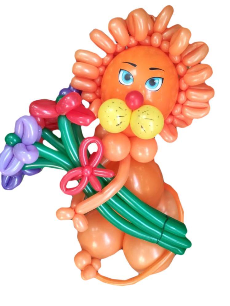фигура из шаров "Лева с букетом"