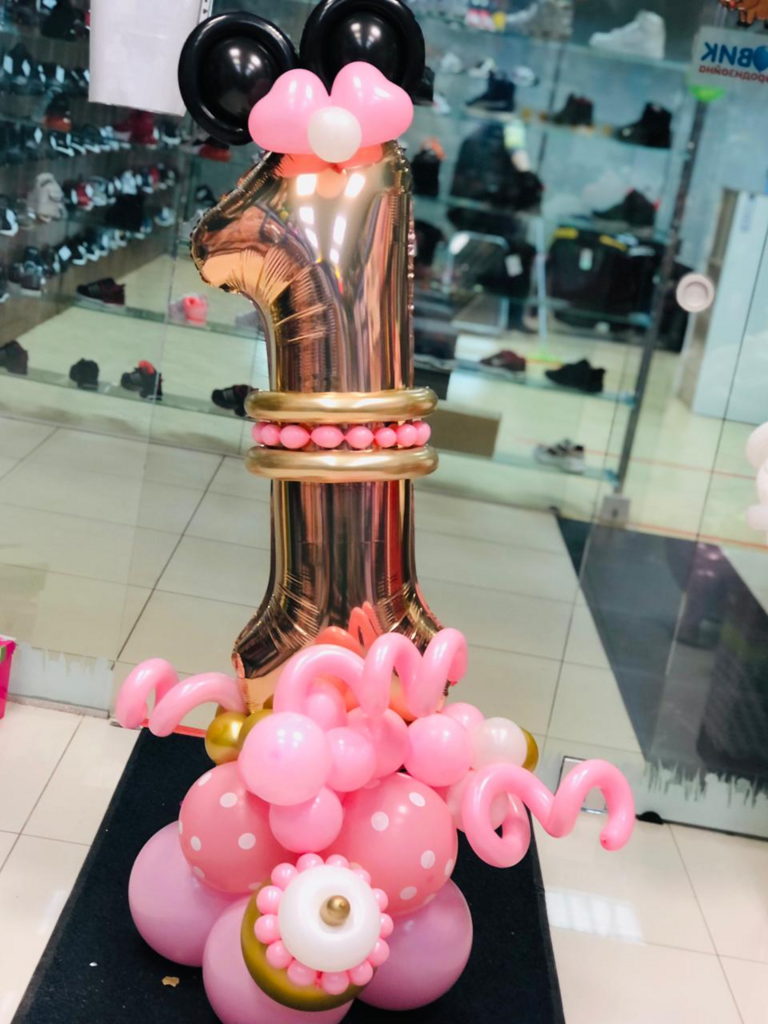 композиция из шаров с цифрой 1 Единичка на полянке