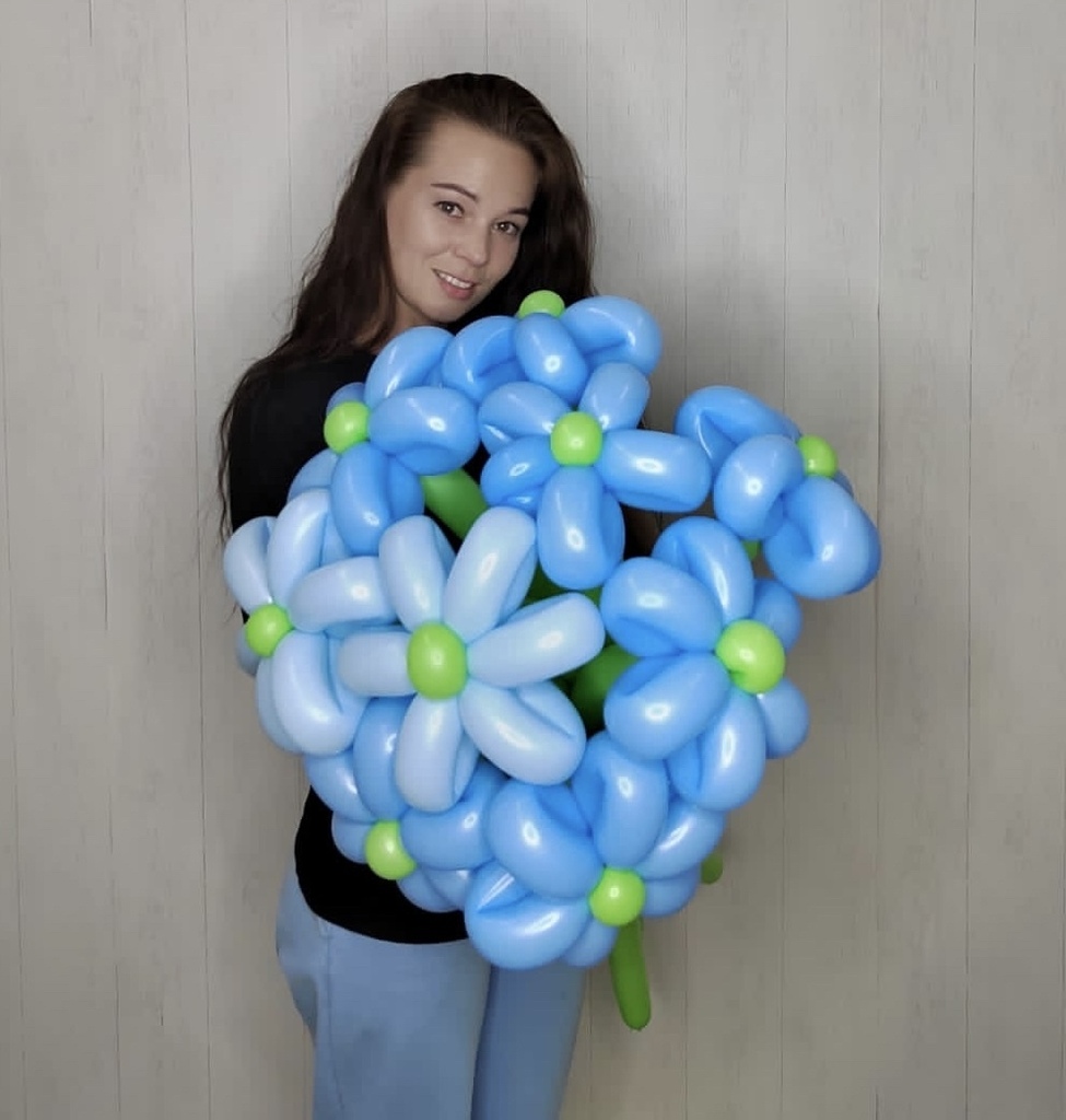 Букет из 9 голубых ромашек