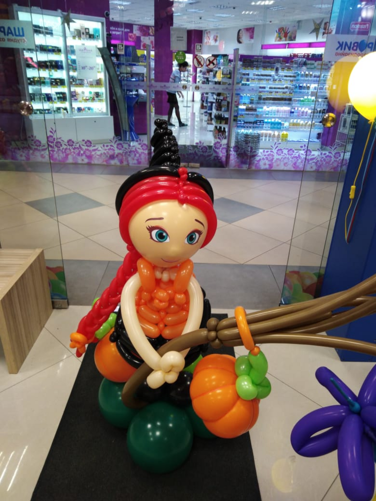 Фигура из шаров Ведьмочка на метле
